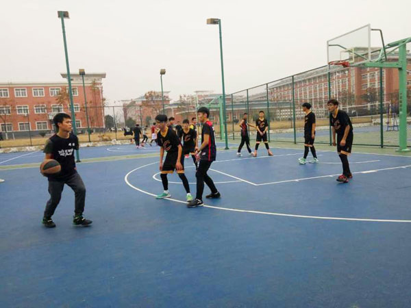 信息工程系篮球比赛半决赛第一场    