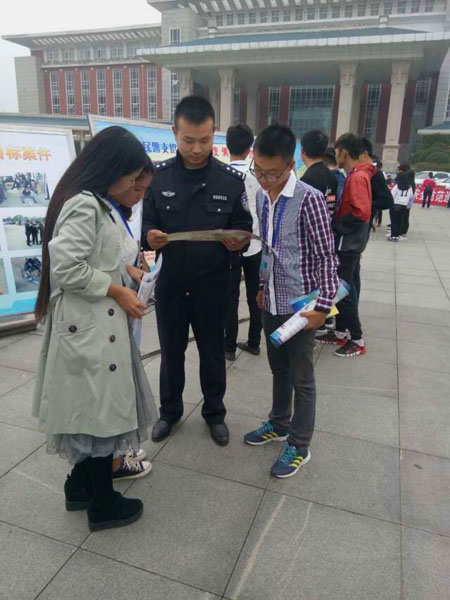 信息工程系参加“防毒防偷防诈骗”宣传活动    