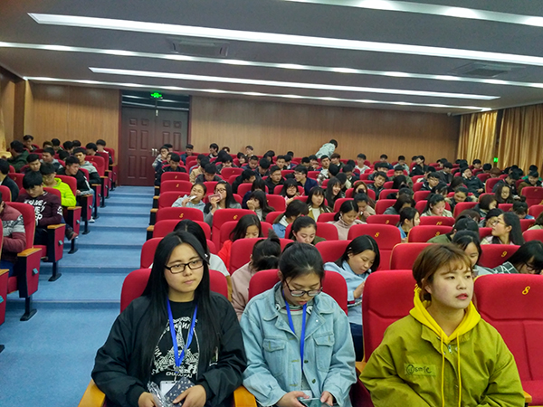 信息工程系举办女生节观影活动    