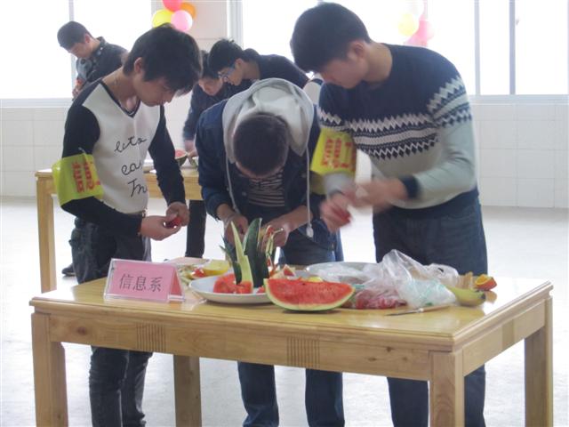 信息工程系积极参加“倾果倾城”水果拼盘比赛    