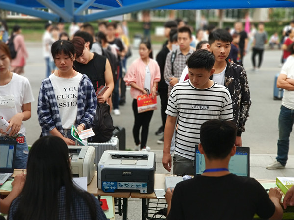 信息工程系2017级新生接待工作高效有序拉开帷幕    