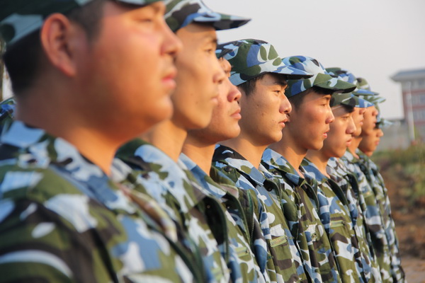 用汗水致敬青春——信息系2014级新生军训风采录    