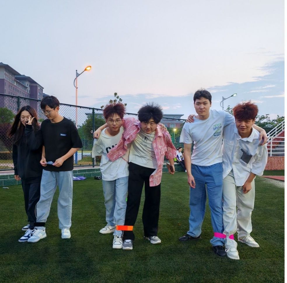 信息工程学院学生会成功举办“两人三足”趣味比赛