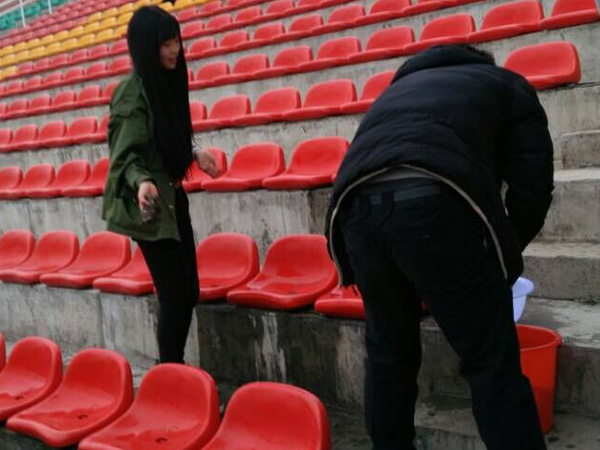 信息工程系学雷锋活动之清扫主席台    