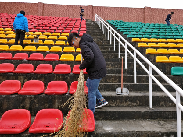 信息系学习十八届六中全会精神之清扫主席台积雪    