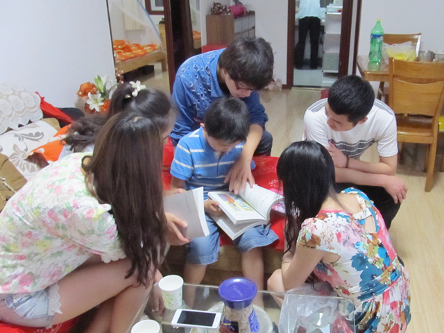 信息工程系团总支六一前组织爱心慰问儿童活动    