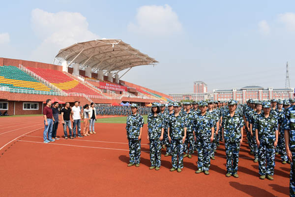 关怀致新生，初秋送温情    