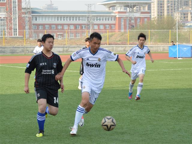 信息工程系足球联赛首战对阵经贸系告平    