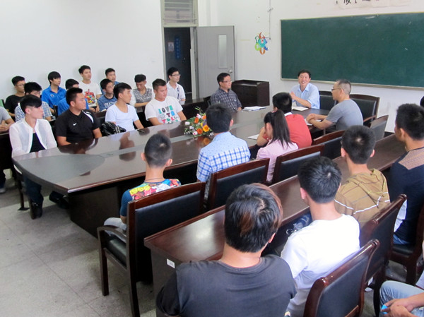 信息工程系开展2011级应用电子五年一贯制学生转段教育工作    