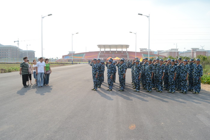 信息工程系开展新生军训慰问工作    