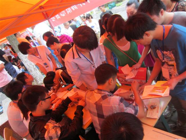 信息工程系师生喜迎2012级新生    