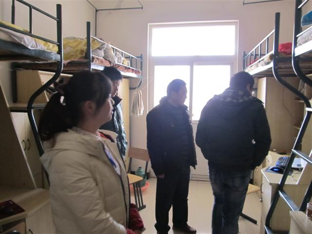 信息工程系辅导员走进学生宿舍进行防火防盗安全教育    