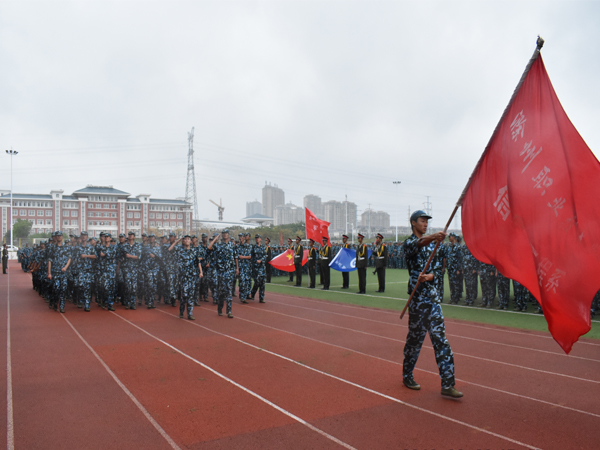 信息工程系参加2016级新生军训闭营仪式    