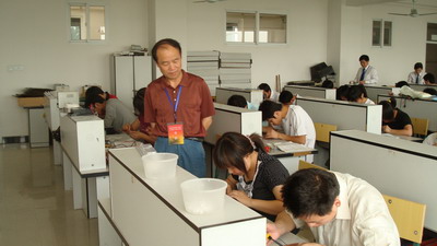 评估专家实地考察学生的动手能力    