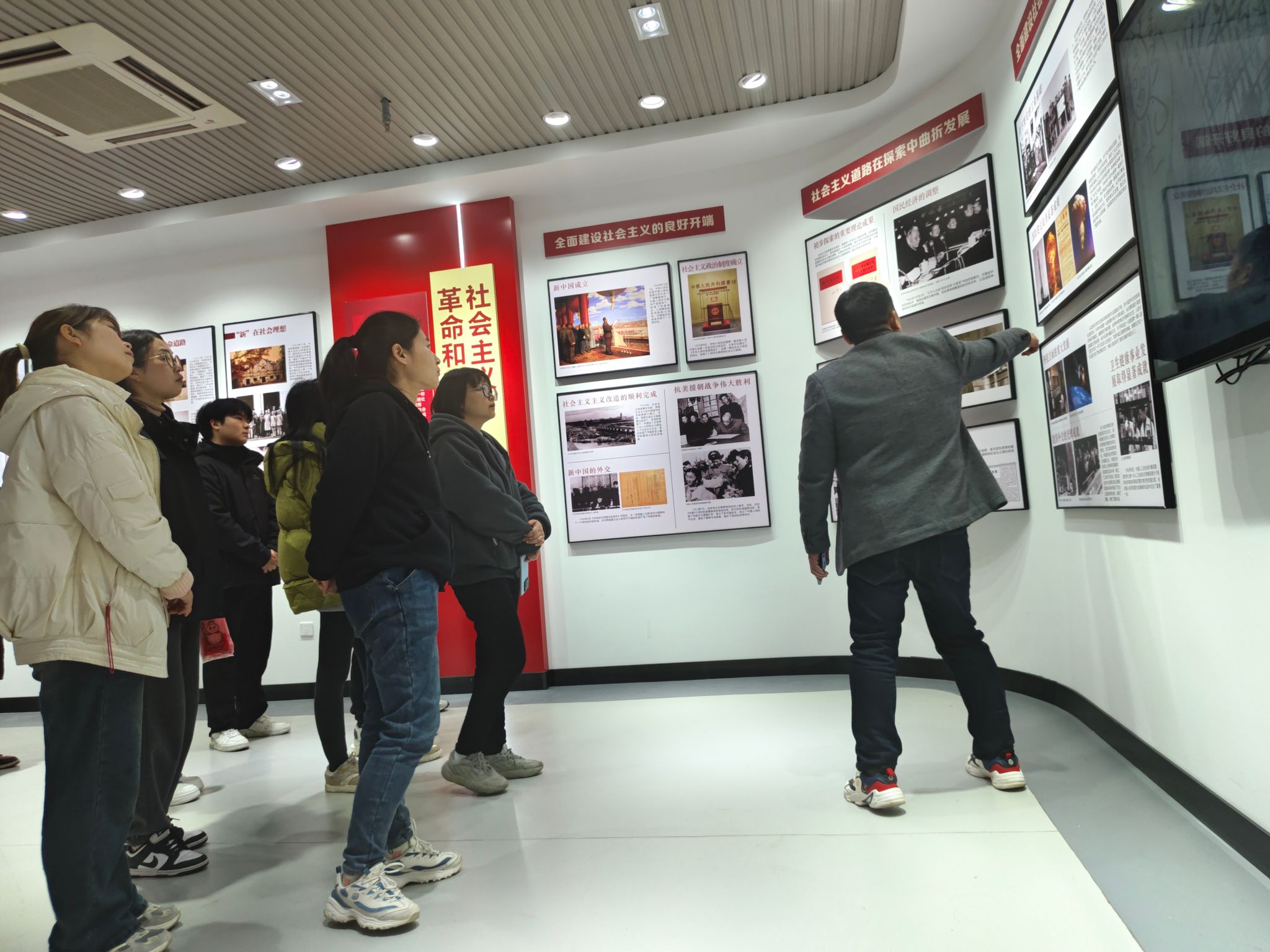 信息工程学院：学生管理联合党支部赴学校“大思政课”数字研学中心开展主题党日活动