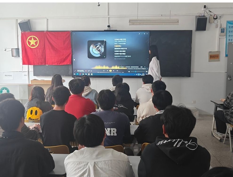 信息工程学院24级团支部开展新生“四个一”团员意识教育之团歌教唱