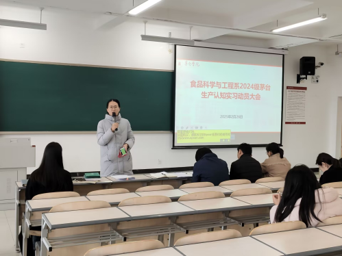 一群人在房间里AI 生成的内容可能不正确。