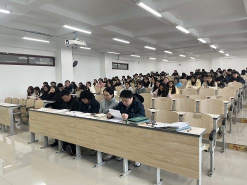 会议室里的人们AI 生成的内容可能不正确。