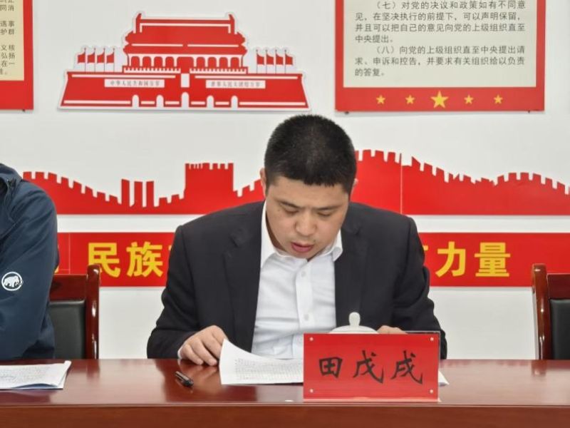 桌子上有男人的照片上写着字AI 生成的内容可能不正确。